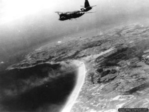 Un B-26 Marauder appartenant au 453rd Bomber Squadron du 323rd Bomber Group, IX Bomber Command de la 9th Air Force lors d’une mission de bombardement dans le secteur de Vauville. Photo : US National Archives