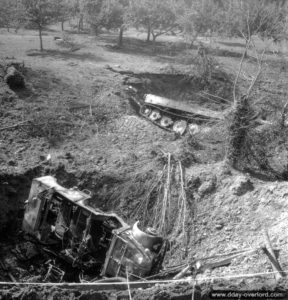 22 août 1944 : un Steyr 1500 A Personenkraftwagen et un char Tigre II Panzerkampfwagen VI Ausf. B basculés dans des cratères dans le secteur de Vimoutiers. Photo : US National Archives