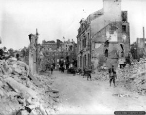 8 août 1944 : une colonne du 116ème régiment de la 29ème division d’infanterie traverse les ruines de Vire. Photo : US National Archives