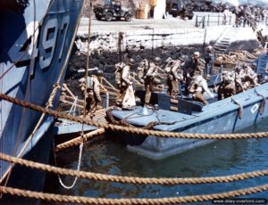 Des sapeurs américains du 5th E.S.B. embarquent dans des chalands de débarquement LCVP rattachés à l'USS Thurston à destination de Omaha Beach (convoi O3). Photo : US National Archives