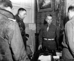 26 juin 1944 : von Schlieben et Hennecke se rendent au général Collins au château de Servigny à Yvetot-Bocage. Photo : US National Archives