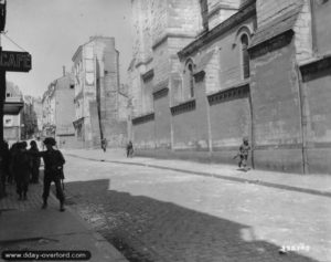 10 août 1944 : des soldats de la 5ème division américaine rue Beaurepaire à Angers. Photo : US National Archives