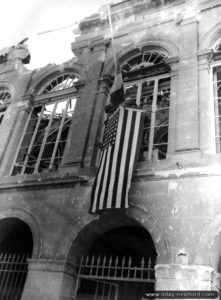 20 août 1944 : un drapeau américain accroché à la mairie d’Argentan en ruines. Photo : US National Archives