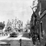 Le 4 août 1944 dans Avranches, un char Sherman appartenant à l’escadron A du 68th Tank Battalion de la 6th Armored Division. Photo : US National Archives