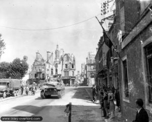 Le 4 août 1944 dans Avranches, un char Sherman appartenant à l’escadron A du 68th Tank Battalion de la 6th Armored Division. Photo : US National Archives