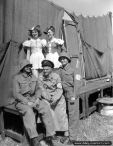 30 juillet 1944 : cinq artistes de l’Invasion Revue. Photo : US National Archives