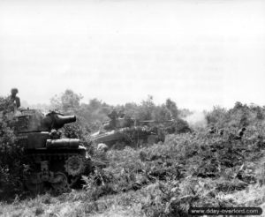 Des 75 mm Howitzer Motor Carriage de la 2nd Heavy Armored Division dans le secteur de Barenton. Photo : US National Archives