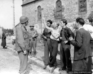 Discussions entre le général Manton Sprague Eddy et les habitants de Beauvain. Photo : US National Archives