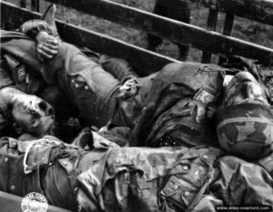 Corps de parachutistes allemands appartenant à la 6. Fallschirmjäger dans le secteur de Blosville. Photo : US National Archives