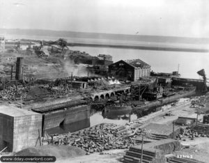 Septembre 1944 : un navire sabordé dans le port de Brest encore en proie aux flammes. Photo : US National Archives