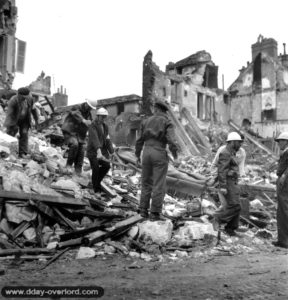 9 juillet 1944 : des volontaires sortent une victime des ruines de Caen. Photo : US National Archives