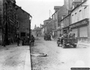 14 juin 1944 : un convoi de Jeeps progresse le long de la rue Holgate en direction du carrefour de la RN 13. Photo : US National Archives