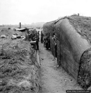 12 juillet 1944 : vue d’une casemate allemande sur l’aérodrome de Carpiquet. Photo : US National Archives