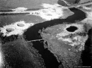 Vue aérienne des ponts sur la Sienne bombardés par les Alliés. Photo : US National Archives