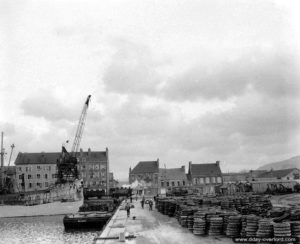 Stock de pneus sur les quais du port de Cherbourg. Photo : US National Archives