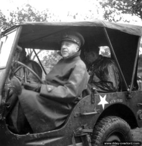 Le général Crerar, commandant la 1ère armée canadienne au volant d’une Jeep et accompagné par le général Cunningham de la 9ème brigade de la 3ème division d’infanterie canadienne. Photo : Archives Canada