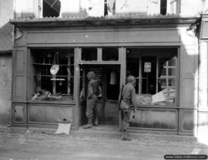 14 août 1944 : des soldats américains devant la quincaillerie de la rue de Lassay. Photo : US National Archives