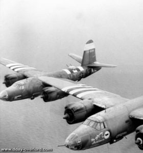 Deux bombardiers B-26 Marauder de la 9th Air Force survolent l’armada alliée en juin 1944. Photo : US National Archives