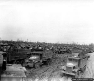 Camions américains entreposés sur le terrain militaire du hangar à dirigeable d'Ecausseville. Photo : US National Archives