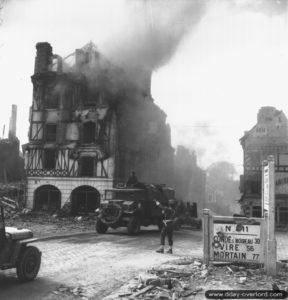 17 août 1944 : la police militaire canadienne sur la place Saint-Gervais (le camion est un Ford). Photo IWM