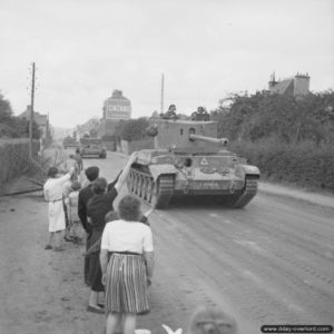 17 août 1944 : des chars Cromwell du 2nd Northamptonshire Yeomanry (11th Armoured Division) traversent Flers. Photo : IWM