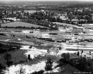 Vue aérienne de la gare de Folligny. Photo : US National Archives