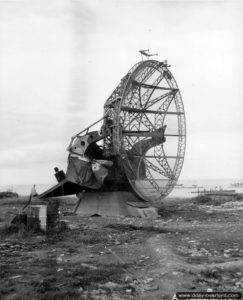 22 juin 1944 : radar FuMO 214 Würzburg-Riese sur les hauteurs d'Arromanches au point d'appui Stützpunkt 42. Il était servi par des éléments appartenant au 2./Funkmess-Abteilung. Photo : US National Archives