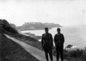 Deux soldats allemands avec en arrière-plan la haute-ville de Granville et la pointe du Roc. Photo : Bundesarchiv