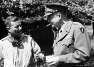 4 juillet 1944 : les généraux Eisenhower (commandant suprême des forces alliées en Europe) et Ira T. Wyche (commandant de la 79ème division d’infanterie américaine) à Huanville. Photo : US National Archives