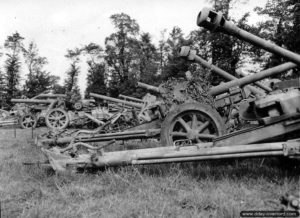 13 juillet 1944 : un dépôt d’armements allemands récupérés par les Américains dans le secteur d'Isigny-sur-Mer. Photo : US National Archives