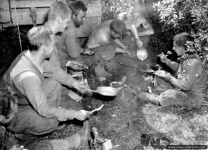 7 août 1944 : des soldats du 12ème régiment de la 4ème division d’infanterie à Juvigny-le-Tertre. Photo : US National Archives