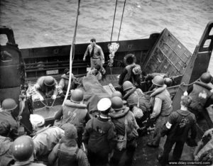 Évacuation de blessés transportés à bord d’un chaland LCVP au large des côtes normandes dans la Manche. Photo : US National Archives