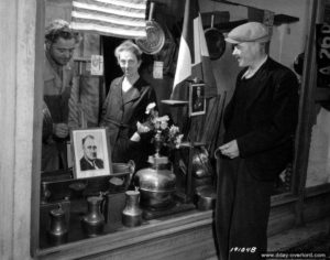 29 juin 1944 : des portraits du général de Gaulle et du président Roosevelt ont été installé dans une vitrine pour célébrer la libération du Molay-Littry. Photo : US National Archives