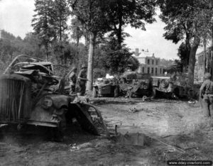 Épaves diverses à proximité de la gare du Neufbourg. Photo : US National Archives