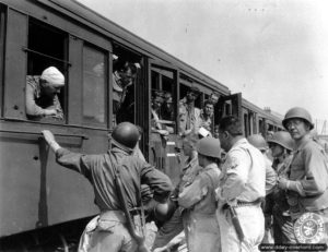 5 août 1944 : des soldats américains blessés sont évacués à bord d’un train-hôpital. Photo : US National Archives