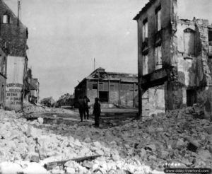 19 juin 1944 : rue Paul Lecacheux à Montebourg. Photo : US National Archives