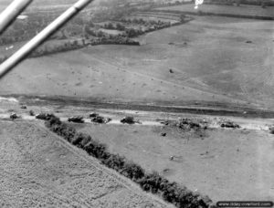 Vestiges d’un convoi de véhicules allemands détruits. Photo : US National Archives