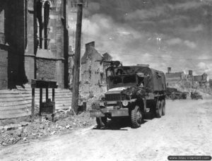 30 juillet 1944 : un camion GMC CCKW 353 de la Service Battery du 94th Armored Field Artillery Battalion, 4th (US) Armored Division, transportant des munitions. Photo : US National Archives