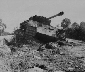 La carcasse d’un des quatre chars Panther de la I.-Pz.Rgt 24 détruits par des éléments de la 3ème division blindée américaine le 2 août 1944 au nord de Saint-Pois dans le secteur de La Cour-Coulouvray-Boisbenâtre. Photo : US National Archives