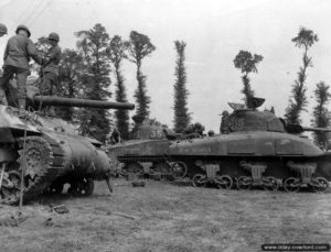 18 juillet 1944 : des chars Sherman sont entretenus par des mécaniciens à l’arrière du front dans le secteur de Pont-Hébert. Photo : US National Archives