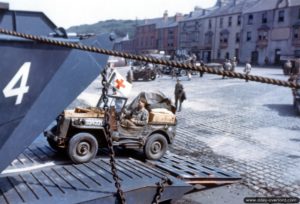 Embarquement des équipes médicales américaines rattachées aux sapeurs des 5th et 6th E.S.B. à Castletown, le port de l'île de Portland. Photo : US National Archives
