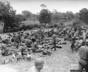 Juillet 1944 : dans le secteur de Prétot-Sainte-Suzanne, des remplaçants de la 90ème division d’infanterie américaine se préparent à monter sur la ligne de front. Photo : US National Archives