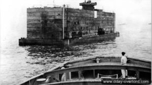 Des éléments Whales sont tractés au large de l’Angleterre en direction de la Normandie. Photo : US National Archives