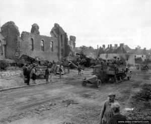 1er août 1944 : un half-track M3 tractant un canon antichar américain de 37 mm M3 traverse Roncey. Photo : US National Archives