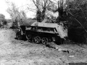 11 août 1944 : le SdKfz 250 N° 318 détruit le même jour dans le secteur de Saint-Aubin-d’Appenai par les Américains et appartenant à la 3. Panzerspähkompanie (c) le.SPW, Panzer-Aufklärungs-Abteilung 2, 2. Panzerdivision. Photo : US National Archives