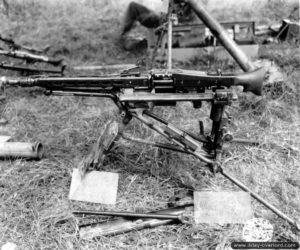23 juin 1944 : photo d’une mitrailleuse allemande MG 42 sur trépied prise aux Allemands dans le secteur de Saint-Clair-sur-l’Elle. Photo : US National Archives