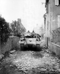 7 juillet 1944 : un Tank Destroyer M-10 de l’escadron B appartenant au 703rd Tank Destroyer Battalion de la 3rd (US) Armored Division dans Saint-Fromond. Photo : US National Archives