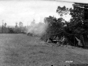 13 juillet 1944 : une batterie de 105 mm HM2 du 84th Field Artillery Battalion appartenant à la 9e division d’infanterie américaine en action dans le secteur de Saint-Jean-de-Daye. Photo : US National Archives
