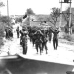 19 août 1944 : vers 14h00, des Allemands se constituent prisonniers à la compagnie B du Argyll and Sutherland Highlanders of Canada-Princess Louise’s de la 4th Canadian Armoured Division à Saint-Lambert-sur-Dive. Photo : Archives Canada
