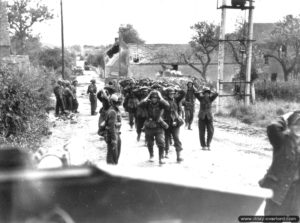 19 août 1944 : vers 14h00, des Allemands se constituent prisonniers à la compagnie B du Argyll and Sutherland Highlanders of Canada-Princess Louise’s de la 4th Canadian Armoured Division à Saint-Lambert-sur-Dive. Photo : Archives Canada